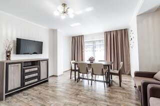 Отель Villa Gor Apartments Буковель Четырехместный номер с балконом-8